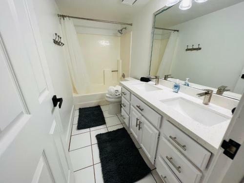 Mesa Mansion - Beautiful Pool, Hot Tub - Sleeps 32