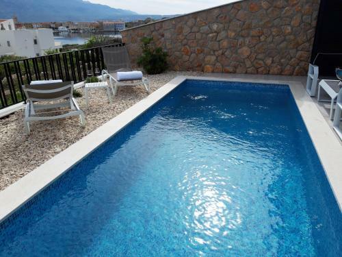 Pool And Sea Luxury Apartment