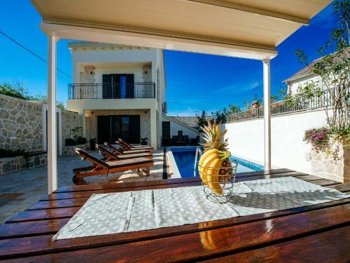Dalmatian Villa Castello Coza With Pool, Vinjerac