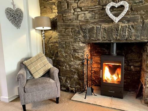 The Cwtch, With Log Fire, Sleeps 5, Pets Welcome, Nr Zip World Tower