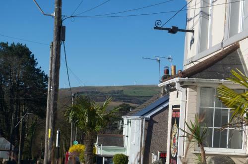 The Cwtch, With Log Fire, Sleeps 5, Pets Welcome, Nr Zip World Tower