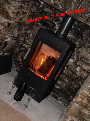 The Cwtch, With Log Fire, Sleeps 5, Pets Welcome, Nr Zip World Tower