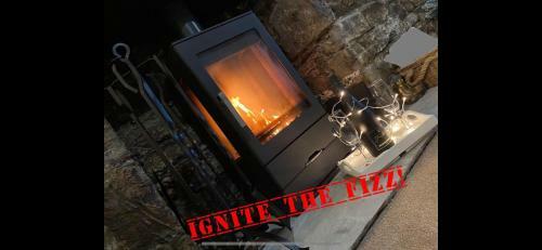 The Cwtch, With Log Fire, Sleeps 5, Pets Welcome, Nr Zip World Tower