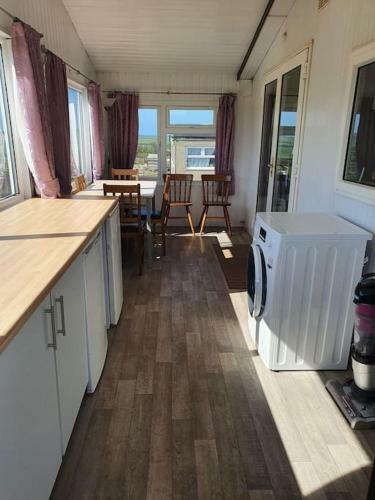 On Farm Chalet, Sleeps 6, Rhoshirwaun