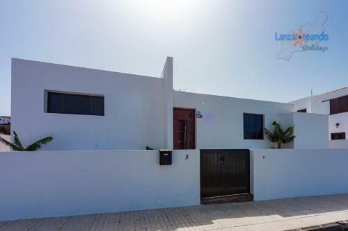 Villa Blanca, Designer Villa With Pool In Teguise