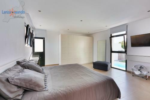 Villa Blanca, Designer Villa With Pool In Teguise