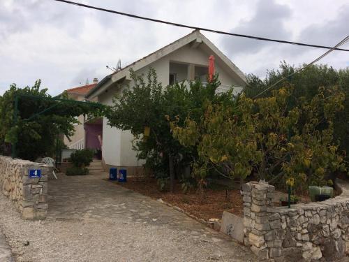 Apartments By The Sea Vinisce, Trogir - 17210