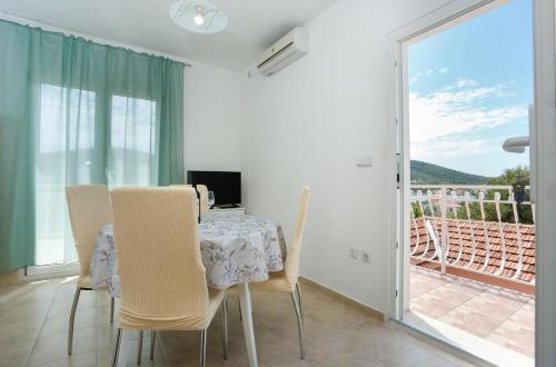 Apartments With A Parking Space Vinisce, Trogir - 18073