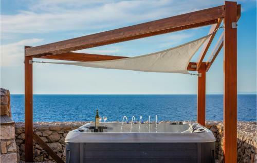 Nice Home In Vis With Jacuzzi, Wifi And 2 Bedrooms