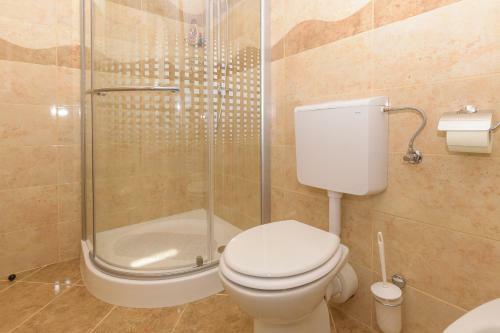 Spacious Holiday Home Guran