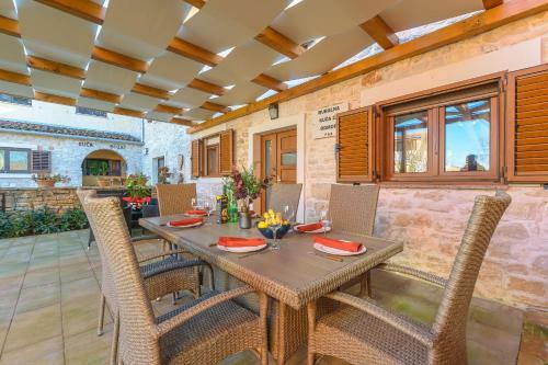 Spacious Holiday Home Guran