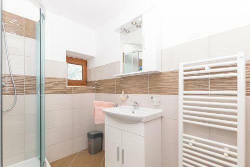 Spacious Holiday Home Guran