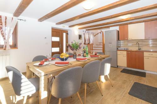 Spacious Holiday Home Guran