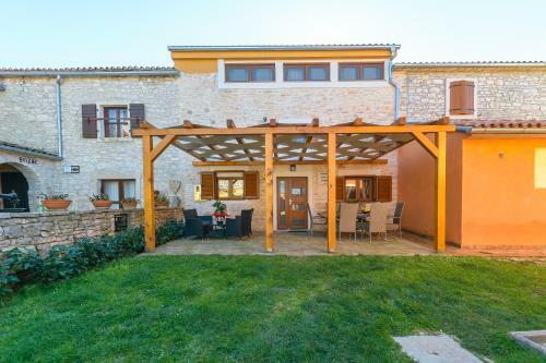 Spacious Holiday Home Guran