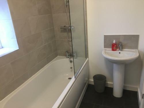 Low Cost, 4 Bed, Pet Friendly Apartment & Parking 06