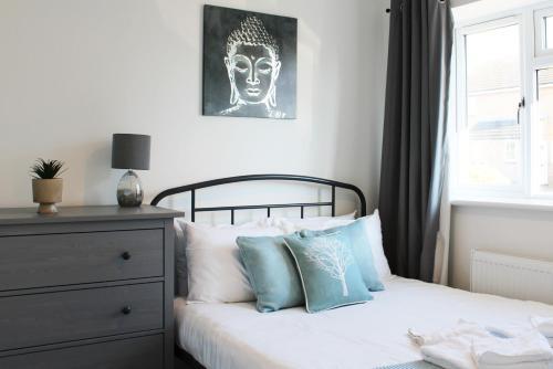 Low Cost, 4 Bed, Pet Friendly Apartment & Parking 06
