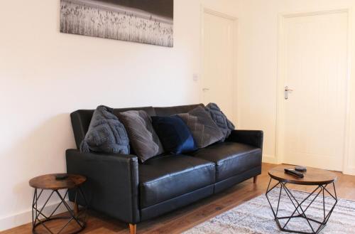 Low Cost, 4 Bed, Pet Friendly Apartment & Parking 06