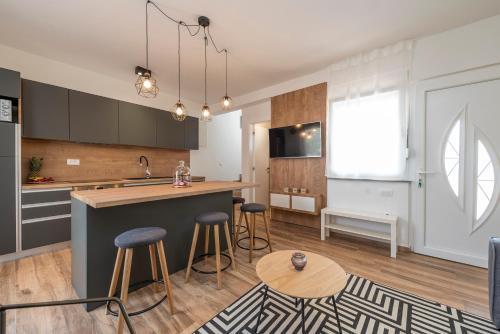 Luxury Apartments - La Vir 3 & 4