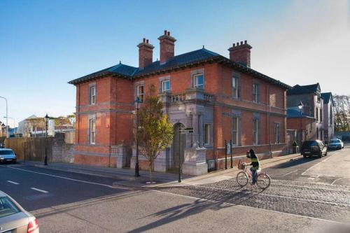 Luxurious 2-bed Town Centre Apartment