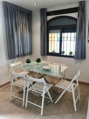 Luxurious Villa. Pr�vate Pool, Padel Court. Subway