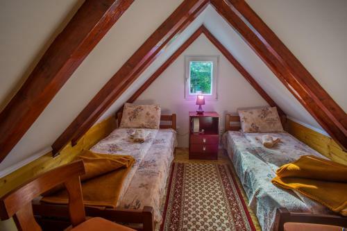 Vukovi? Accommodation