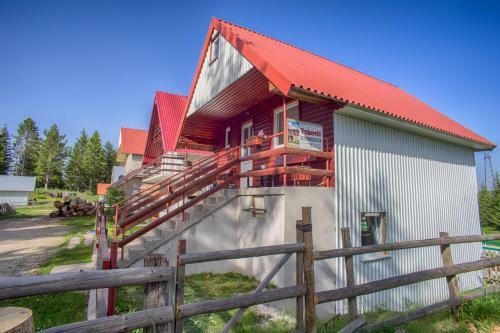 Vukovi? Accommodation