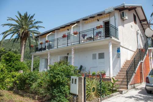 Apartments With A Parking Space Zaostrog, Makarska - 17724