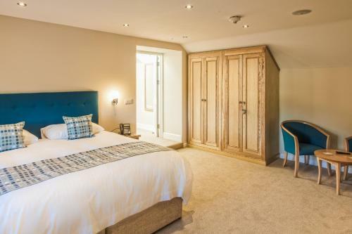 Gwesty'r Emlyn Hotel