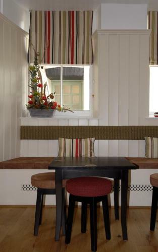 Gwesty'r Emlyn Hotel