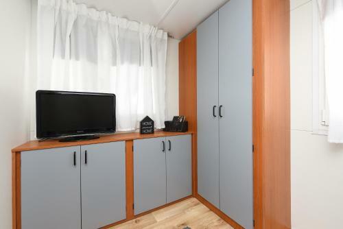 Mia Mobile Home With Jacuzzi