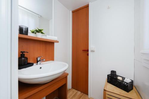 Mia Mobile Home With Jacuzzi
