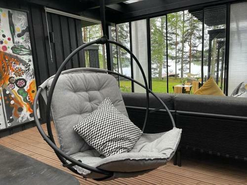 Villa Designers Lakehouse With Jacuzzi