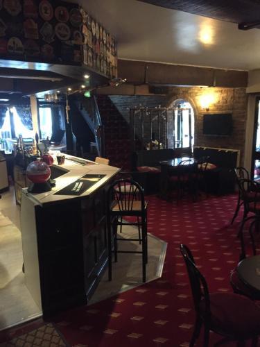 Hostal The Crown Lodge & Restaurant