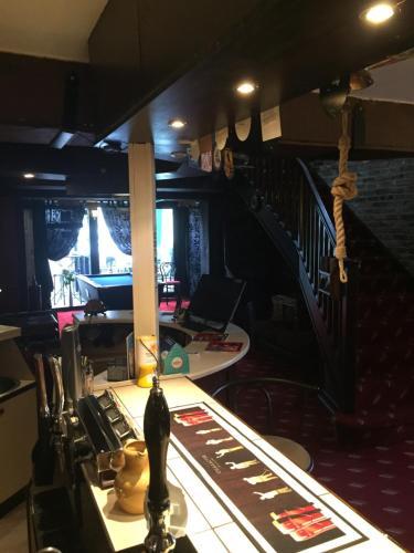 Hostal The Crown Lodge & Restaurant