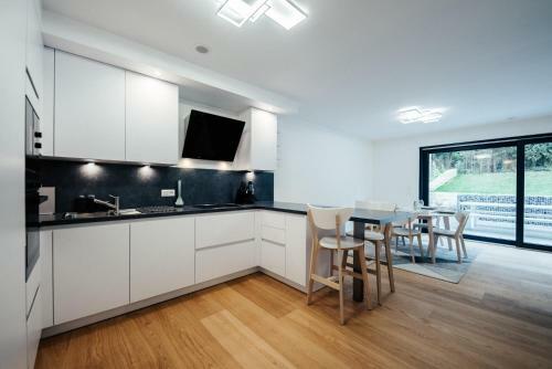 Fully Equipped 1br Apartment W Parking Garage