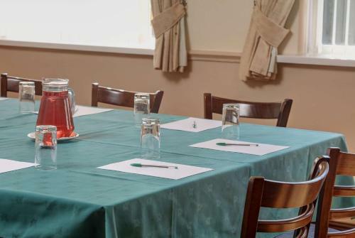 Sandpiper Hotel & Restaurant