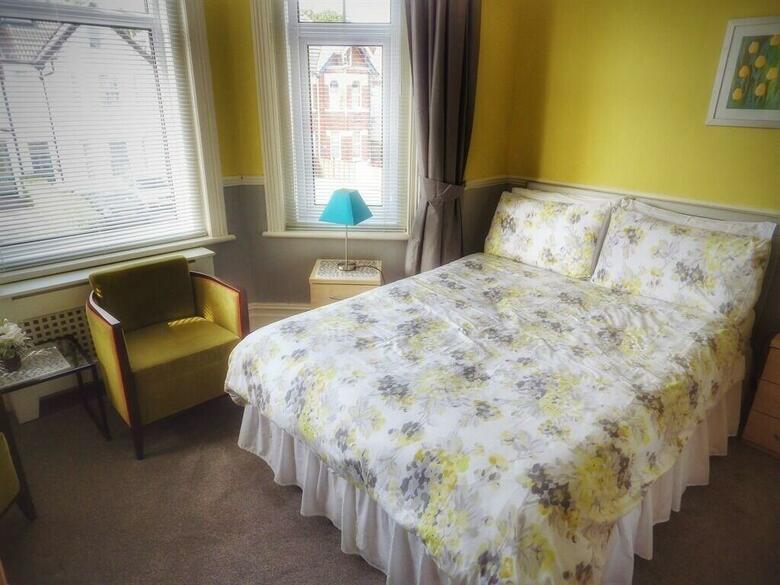 Hostal The Strand Hotel