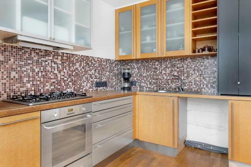 Spacious And Central Apartment - 3 Bedrooms