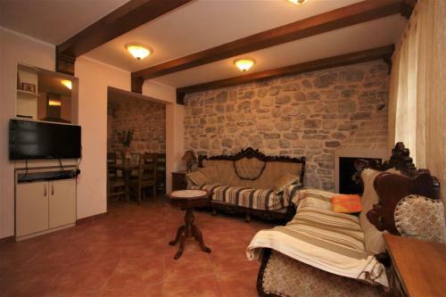 Antique 3 Br House Next To Admiral
