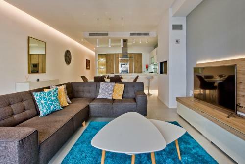 Bright & Spacious 3 Bedroom Apartment In Mellieha