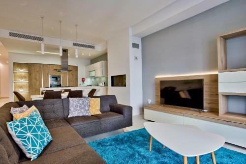 Bright & Spacious 3 Bedroom Apartment In Mellieha