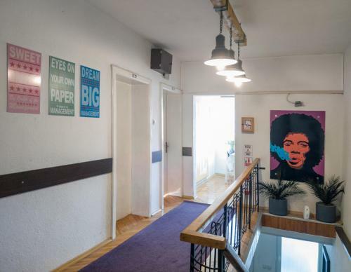 Hostal The House Apartments & Guest Rooms