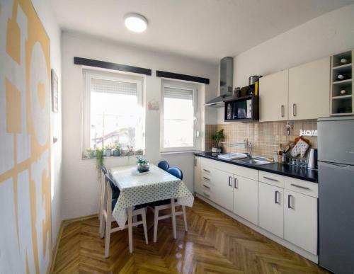 Hostal The House Apartments & Guest Rooms