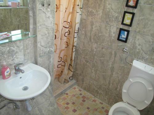 Hostal The House Apartments & Guest Rooms