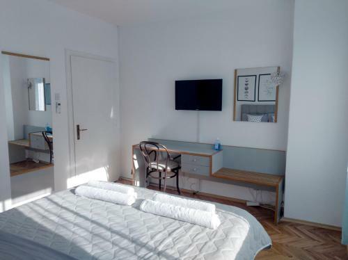 Hostal The House Apartments & Guest Rooms