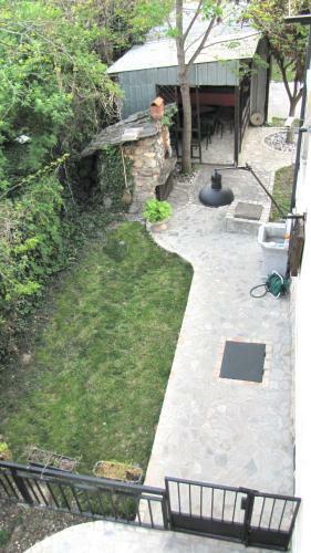 Hostal The House Apartments & Guest Rooms