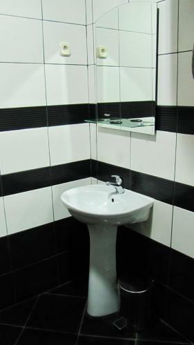 Hostal The House Apartments & Guest Rooms