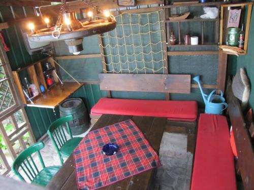 Hostal The House Apartments & Guest Rooms
