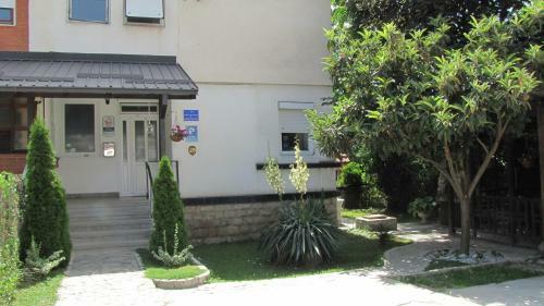 Hostal The House Apartments & Guest Rooms