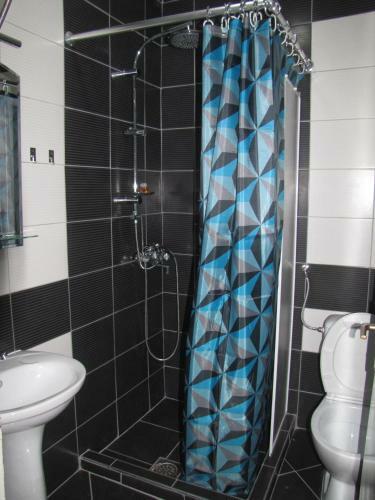 Hostal The House Apartments & Guest Rooms